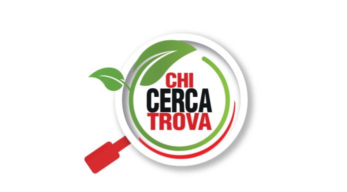 Il logo del progetto chi cerca trova richiama il titolo, mostrando una lente d'ingrandimento con scritto Chi Cerca Trova